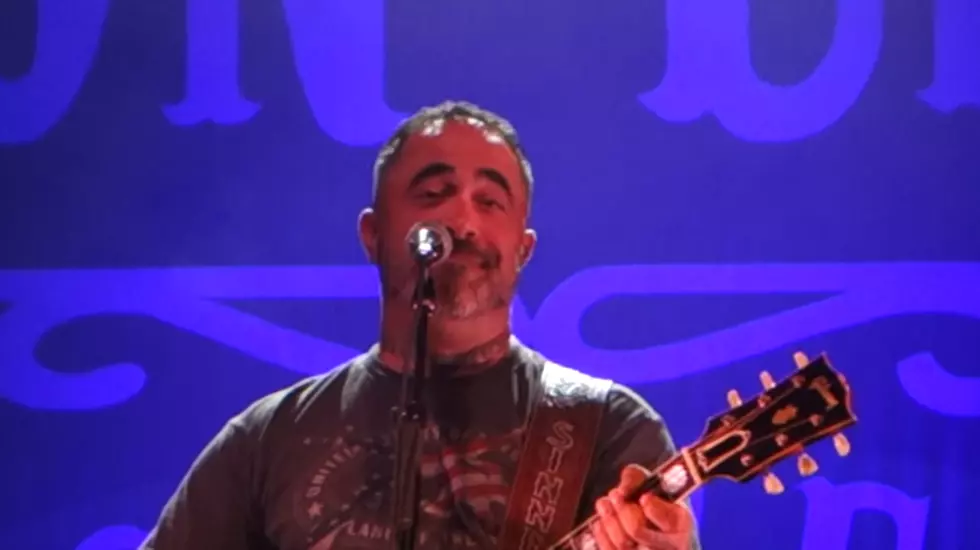 Aaron Lewis Shares How He Wrote ‘Outside’ Live On Stage