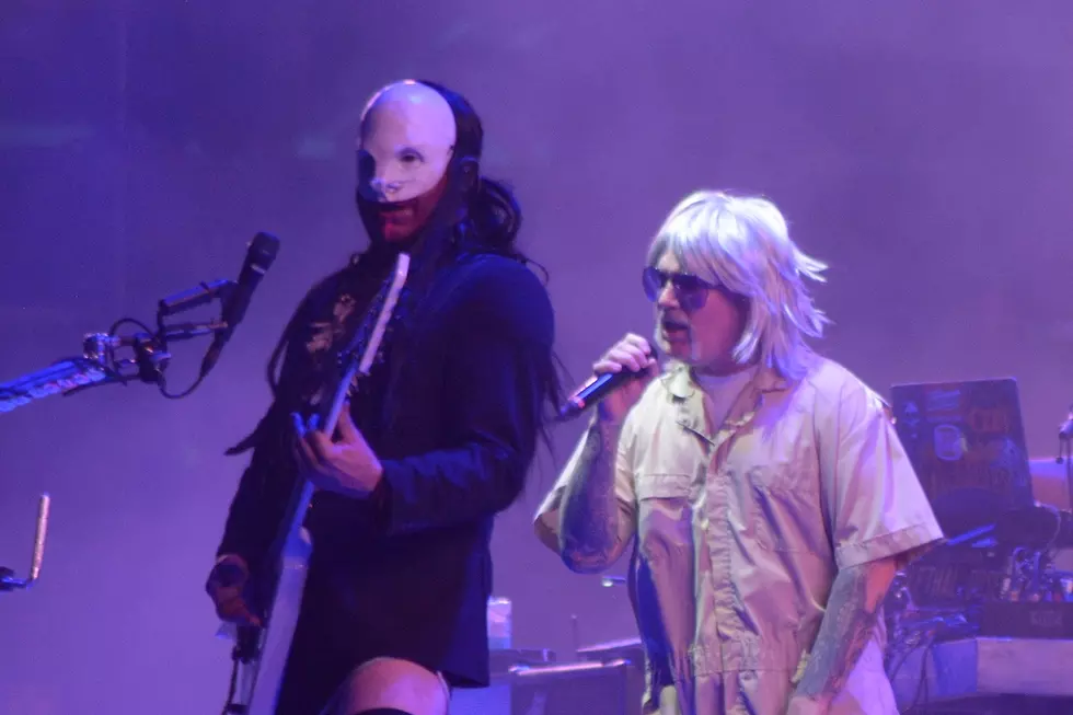 Limp Bizkit’s Fred Durst Debuts Updated Look at First 2022 Show, Band Endures Sound Issues